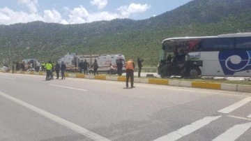Yolcu otob&uuml;s&uuml;, yol temizleme aracına &ccedil;arptı: 1 &ouml;l&uuml;, 15 yaralı