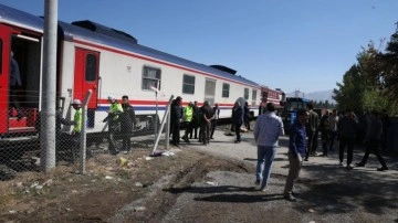 Yolcu treni öğrenci servisine çarptı: Çok sayıda yaralı var!