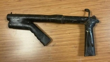 Yolda bulduğu d&uuml;zenek patlayınca bacağından yaralandı