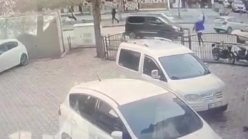 Yolda yürürken havaya ateş açtı: Trafik polisi yakaladı! O anlar kamerada