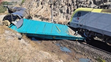 Yük trenleri kafa kafaya çarpıştı!