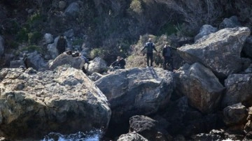 Yunanistan'ın &ouml;l&uuml;me ittiği g&ouml;&ccedil;menlerin botu karaya s&uuml;r&uuml;klendi