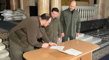 Zelenski, Ukrayna'nın Avrupa Birliği'ne katılımı i&ccedil;in resmi başvuruyu imzaladı