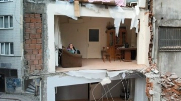 Zeytinburnu'nda 4 katlı bina kontrollü yıkılınca yanındaki apartman duvarsız kaldı