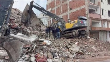 Zeytinburnu'nda kontrollü yıkımda beton parçaları düştü: Bir işçi yaralandı