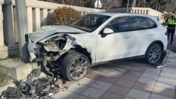 Zeytinburnu'nda l&uuml;ks cip duvara &ccedil;arptı, s&uuml;r&uuml;c&uuml; ka&ccedil;tı