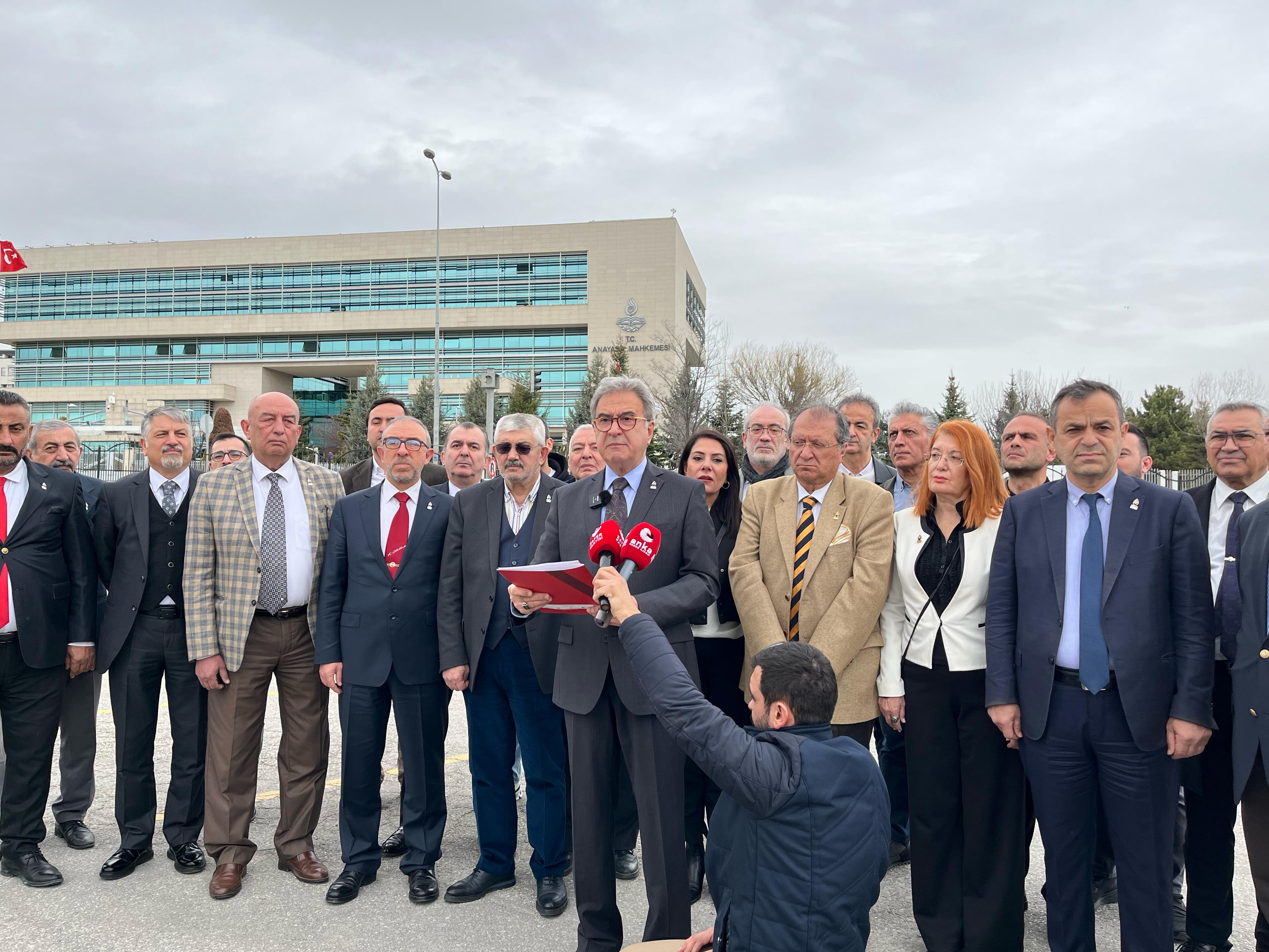 Zafer Partisi Genel Başkan Vekili Ali Şehiroğlu; Anayasa Mahkemesi Önünde Basın Açıklaması Yaptı...